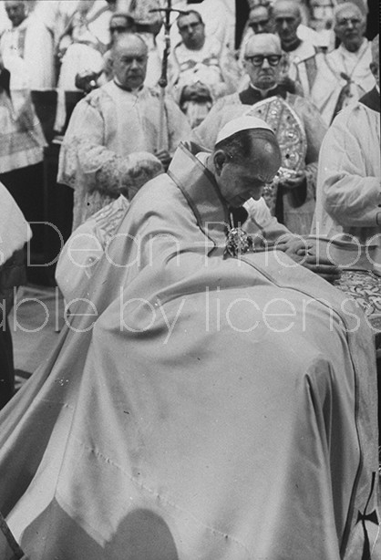 Pope Paul VI (C) at mass celebrating closing of 2nd Vatican Congress.