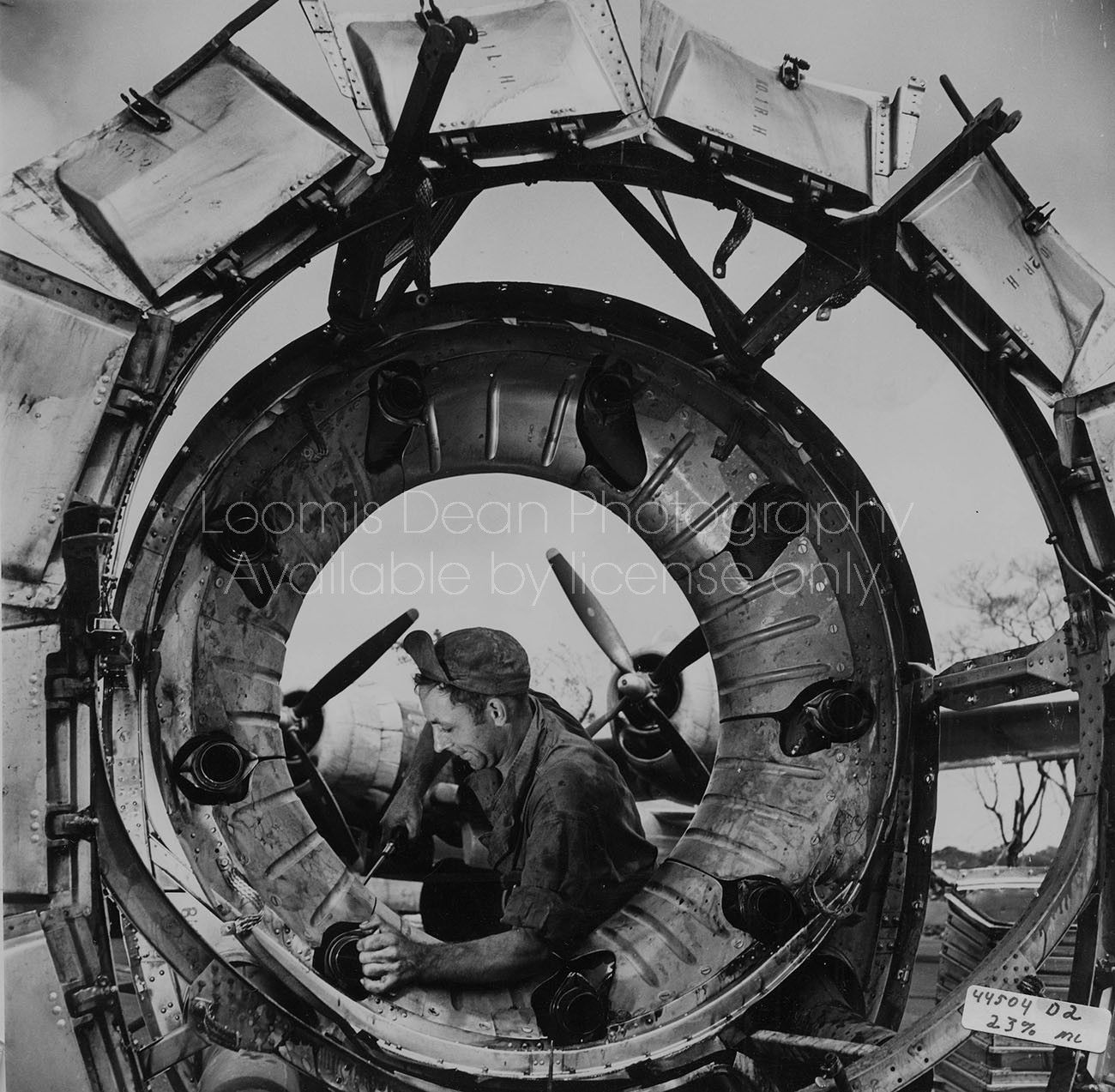 AIR WAR IN THE PACIFIC B29 ENGINE REPAIR 104 