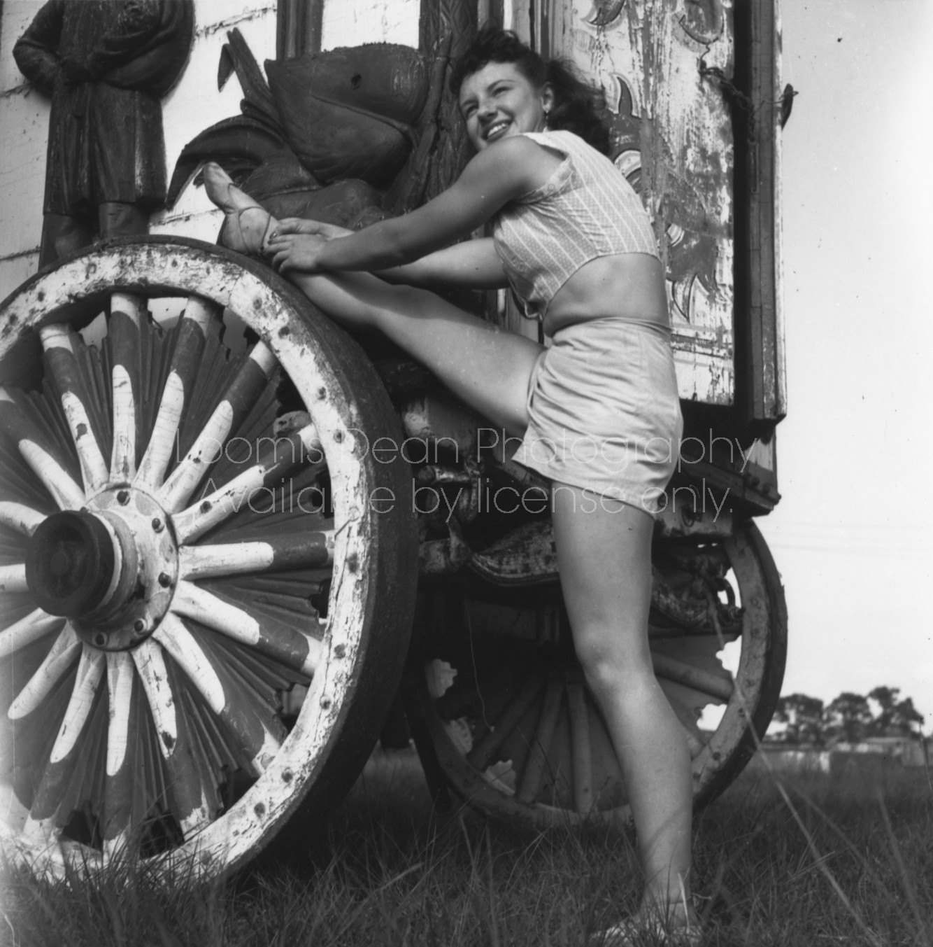 RINGLING CIRCUS PERFORMER STRETCHING 156 