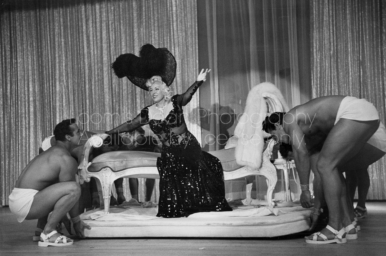 ACTRESS MAE WEST AND MUSCLEMEN 5 