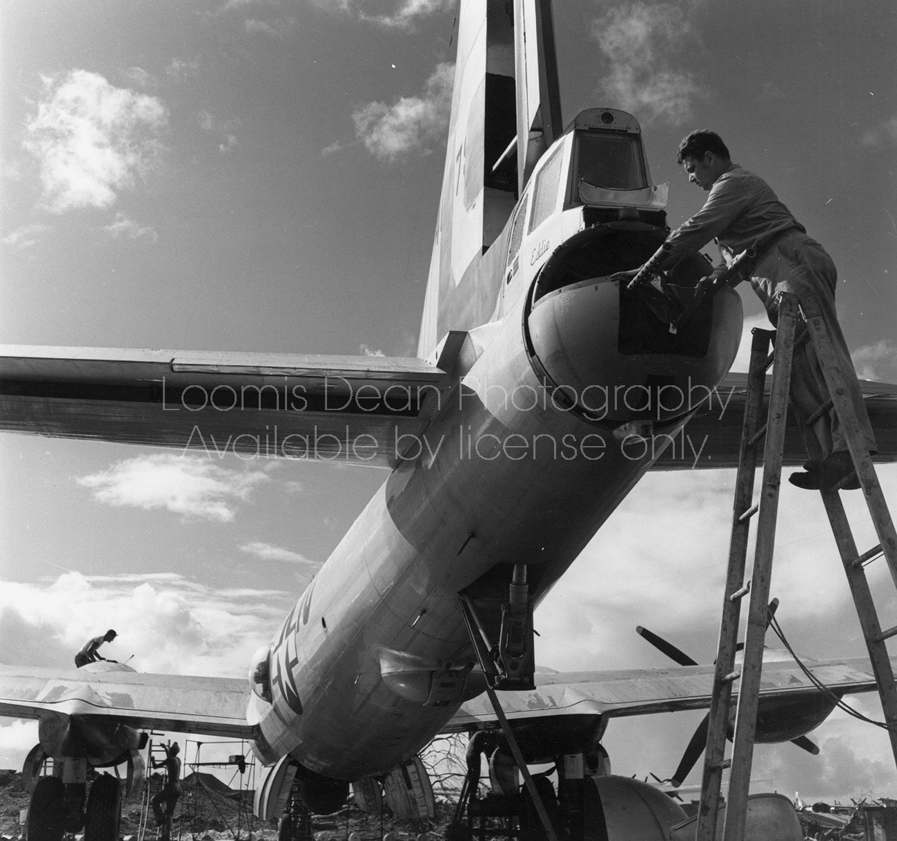 U.S. AIR FORCE WWII PREPPING B29 TAIL GUNS S 149 