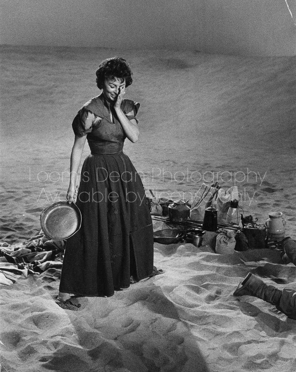 ACTRESS SOPHIA LOREN WITH FRYING PAN S 