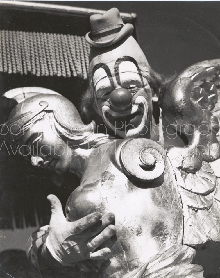 RINGLING CIRCUS STATUE FONDLING CLOWN 