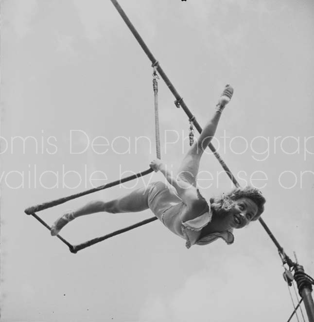 TRAPEZE ACROBAT 