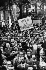 French crowd demonstrating against Charles de Gaulle.