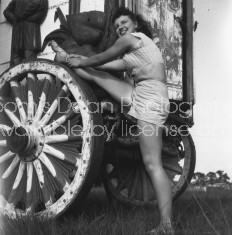 RINGLING CIRCUS PERFORMER STRETCHING 156 