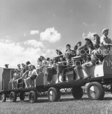 RINGLING CIRCUS PERFORMERS RELAXING RIDING WITH DRUMS 159 