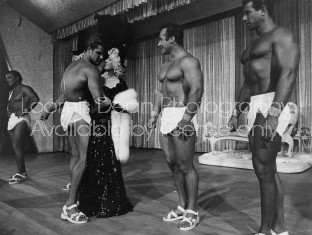 ACTRESS MAE WEST AND MUSCLEMEN S 314 